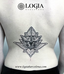 tatuaje-espalda-geometrico-Logia-Barcelona-Dasly-07    